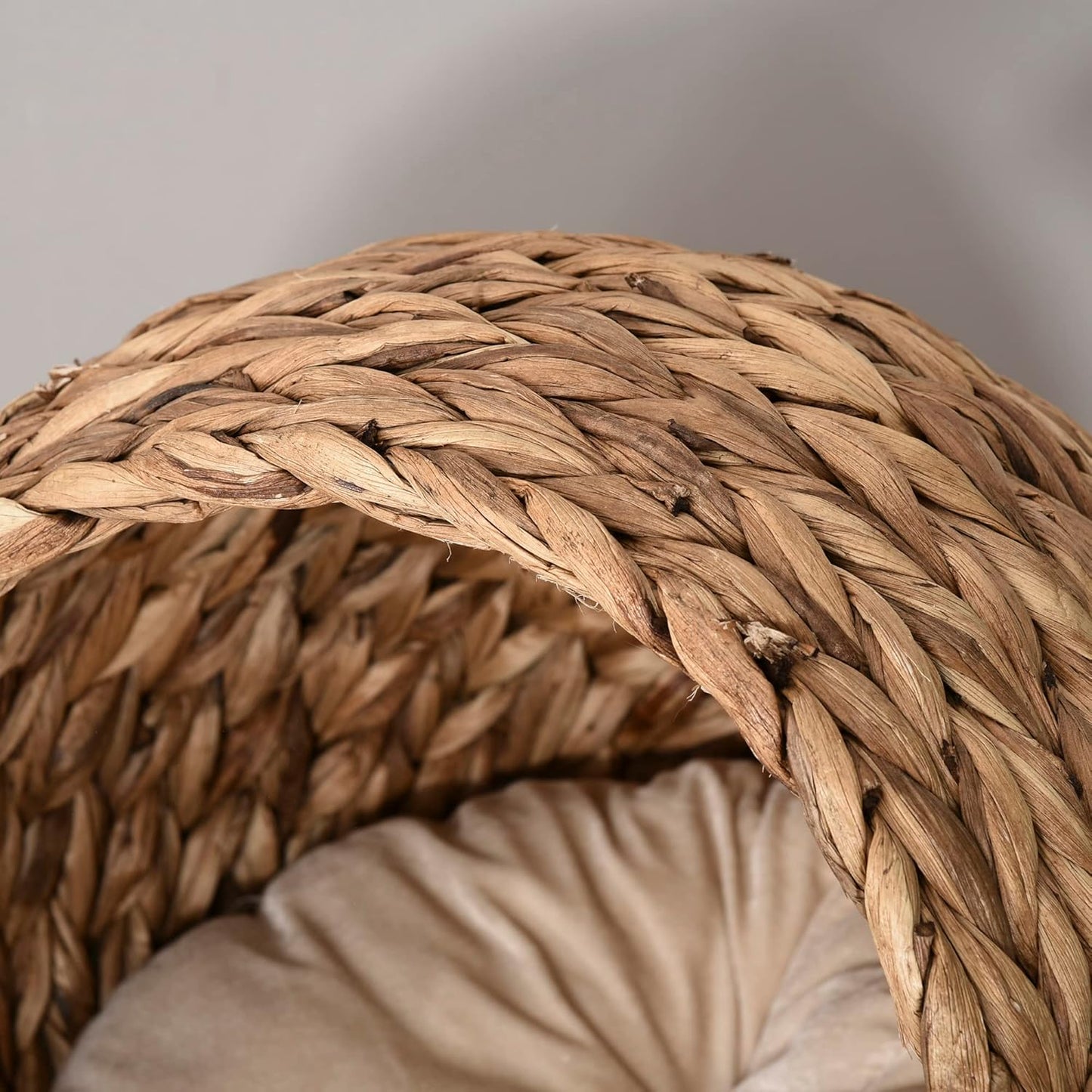"PawHut Woven Banana Leaf Cat Bed – A Cozy Eco-Den for Your Furry Explorer"